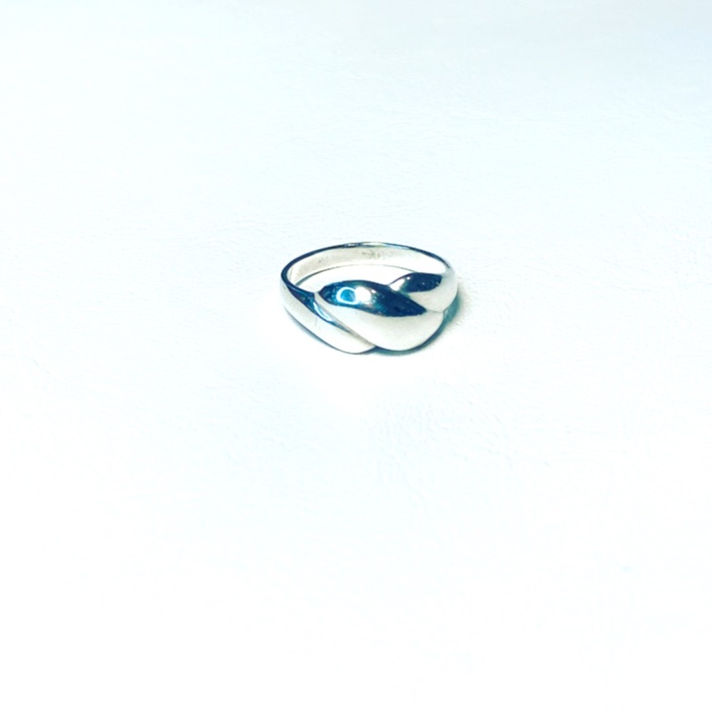 Sterling/925 scalloped edge ring.